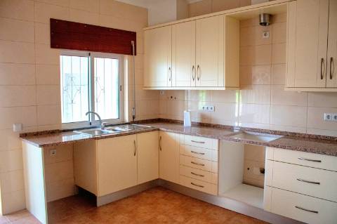 Moradia T3 Isolada com Armazém e amplo terreno