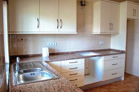 Moradia T3 Isolada com Armazém e amplo terreno