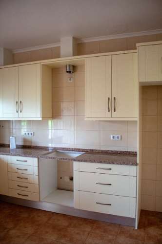 Moradia T3 Isolada com Armazém e amplo terreno