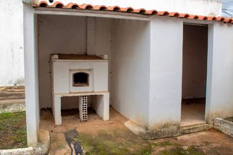 Moradia T3 Isolada com Armazém e amplo terreno