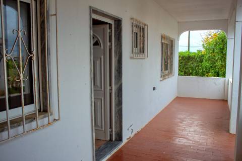 Moradia T3 Isolada com Armazém e amplo terreno