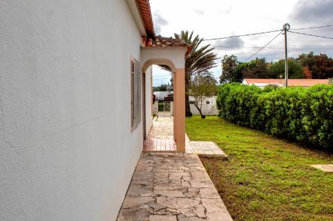 Moradia T3 Isolada com Armazém e amplo terreno