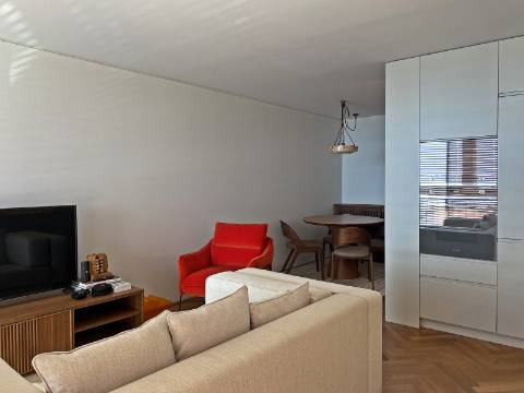 Apartamento T2 com vista mar, avenida principal da Foz do Douro.