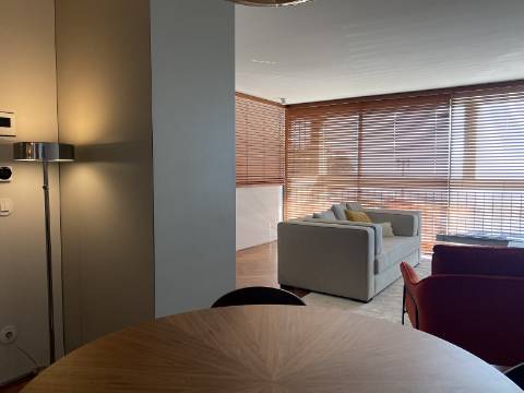 Apartamento T2 com vista mar, avenida principal da Foz do Douro.