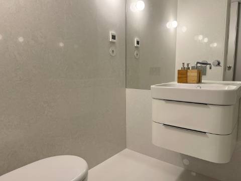 Apartamento T2 com vista mar, avenida principal da Foz do Douro.