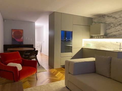 Apartamento T2 com vista mar, avenida principal da Foz do Douro.