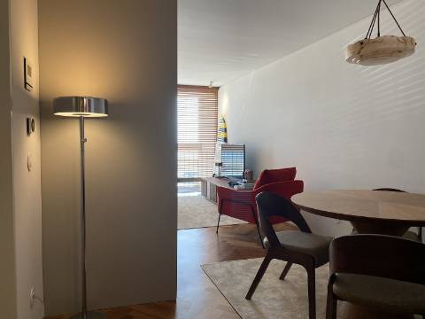 Apartamento T2 com vista mar, avenida principal da Foz do Douro.