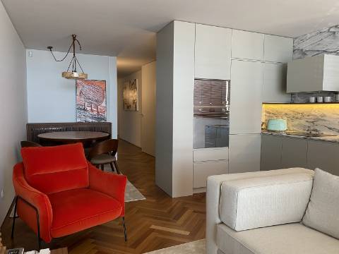 Apartamento T2 com vista mar, avenida principal da Foz do Douro.