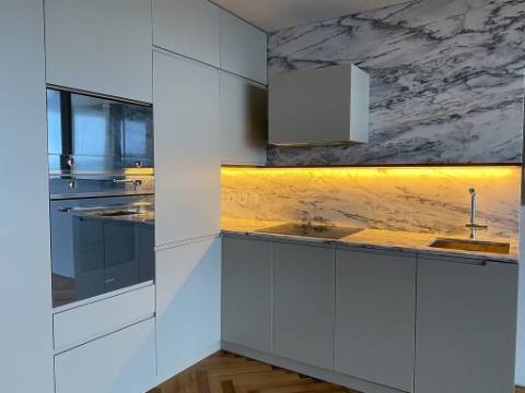 Apartamento T2 com vista mar, avenida principal da Foz do Douro.