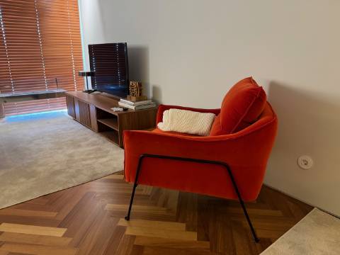 Apartamento T2 com vista mar, avenida principal da Foz do Douro.