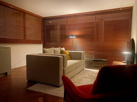 Apartamento T2 com vista mar, avenida principal da Foz do Douro.