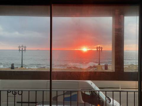 Apartamento T2 com vista mar, avenida principal da Foz do Douro.