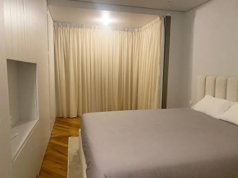 Apartamento T2 com vista mar, avenida principal da Foz do Douro.