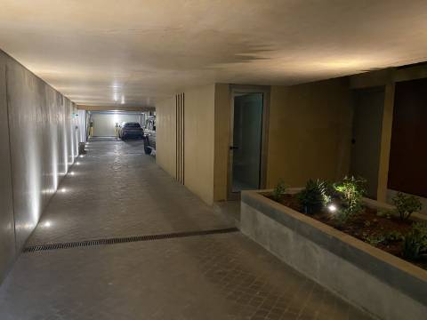 Apartamento T2 com vista mar, avenida principal da Foz do Douro.