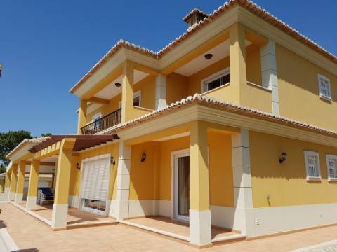 Moradia Rústica em Terreno de 10850 m2 em Vilamoura