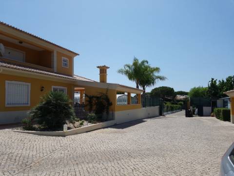 Moradia Rústica em Terreno de 10850 m2 em Vilamoura