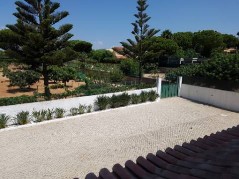 Moradia Rústica em Terreno de 10850 m2 em Vilamoura