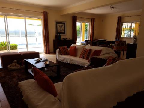 Moradia Rústica em Terreno de 10850 m2 em Vilamoura