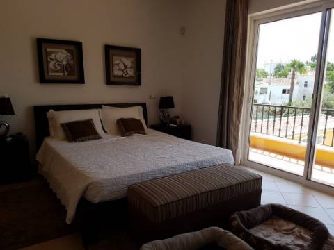 Moradia Rústica em Terreno de 10850 m2 em Vilamoura