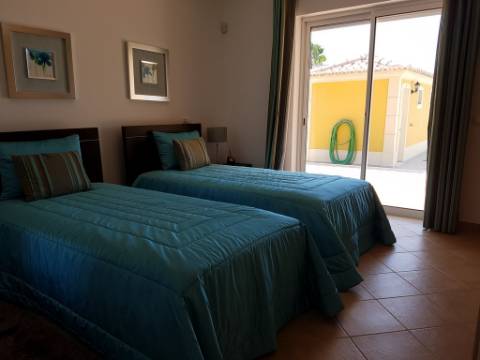 Moradia Rústica em Terreno de 10850 m2 em Vilamoura