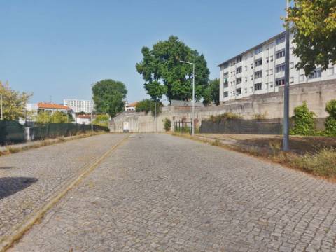 Terreno de gaveto com 1277m2, com viabilidade para prédio com mais de 24 frações. - Campanhã