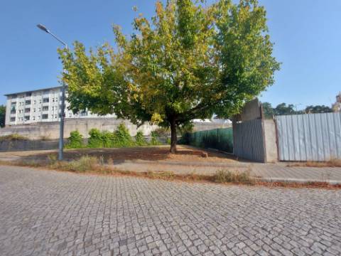 Terreno de gaveto com 1277m2, com viabilidade para prédio com mais de 24 frações. - Campanhã