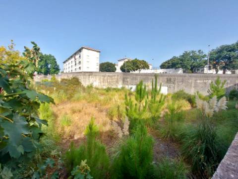 Terreno de gaveto com 1277m2, com viabilidade para prédio com mais de 24 frações. - Campanhã