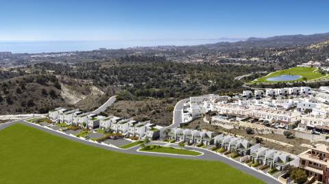 Moradia geminada T3 em construção, com parqueamento.