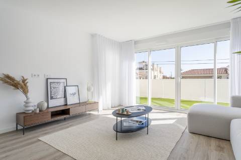 Apartamento T3 novo, junto da praia.