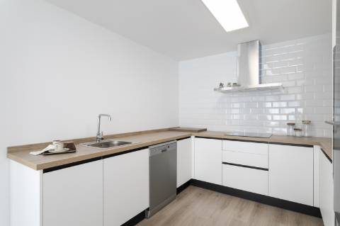 Apartamento T3 novo, junto da praia.