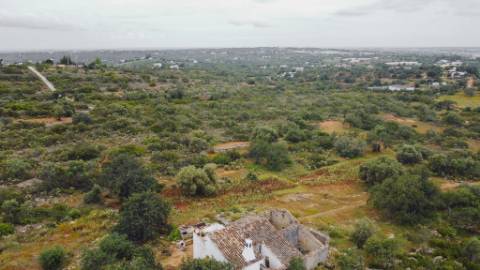 Terreno com casa em Estói