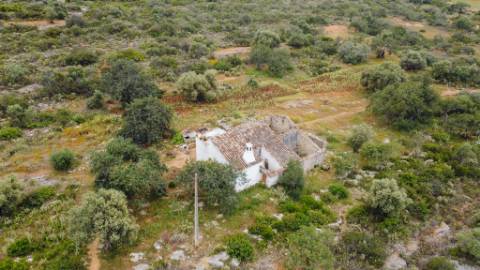 Terreno com casa em Estói