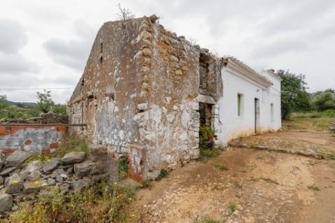 Terreno com casa em Estói