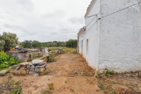 Terreno com casa em Estói
