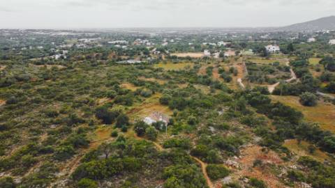 Terreno com casa em Estói