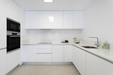 Apartamento T2 com parqueamento, junto da praia.