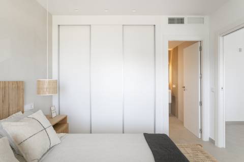 Apartamento T2 com parqueamento, junto da praia.