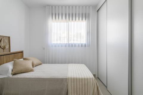 Apartamento T2 com parqueamento, junto da praia.