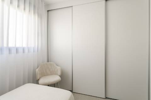 Apartamento T2 com parqueamento, junto da praia.