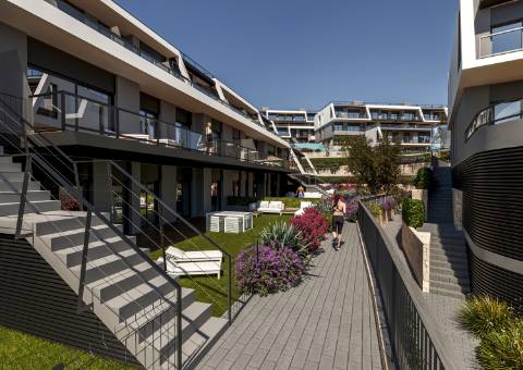 Apartamento T2 com parqueamento, junto da praia.