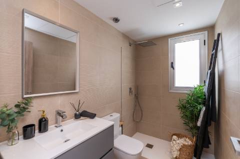 Moradia geminada T3 nova, com pérgula e jardim.