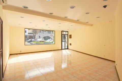 Fantástica Moradia T4 no Centro da Ribeira Brava