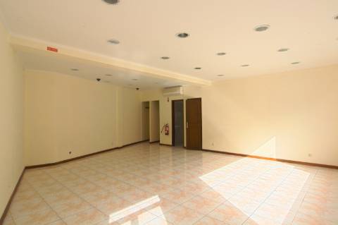 Fantástica Moradia T4 no Centro da Ribeira Brava