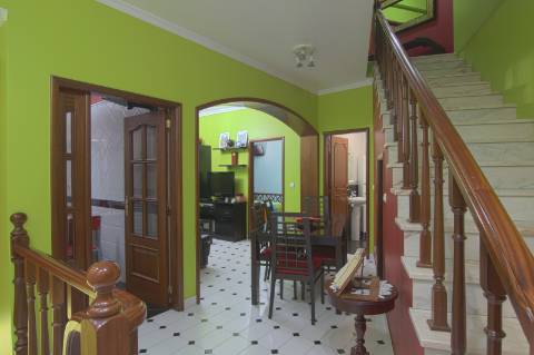 Fantástica Moradia T4 no Centro da Ribeira Brava