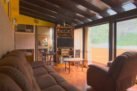 Fantástica Moradia T4 no Centro da Ribeira Brava