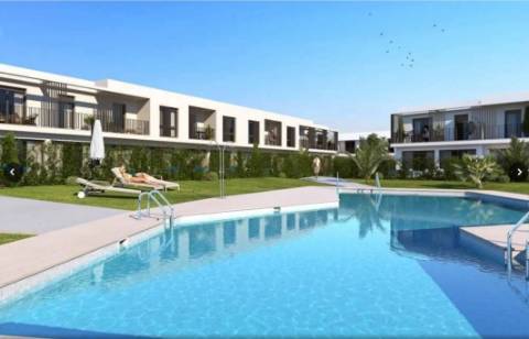 Moradia em banda T4, com parqueamento para 2 carros..