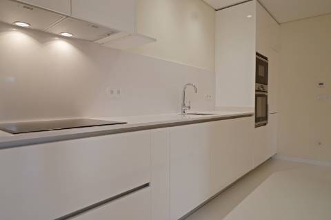 Apartamento T3 totalmente renovado, com pátio e box para 1 carro.