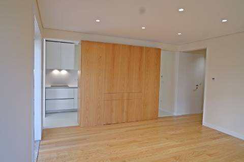 Apartamento T3 totalmente renovado, com pátio e box para 1 carro.