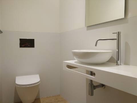 Apartamento T3 totalmente renovado, com pátio e box para 1 carro.