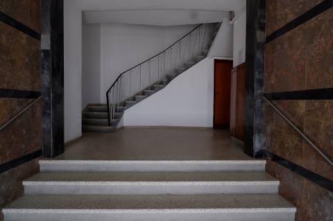 Apartamento T3 totalmente renovado, com pátio e box para 1 carro.